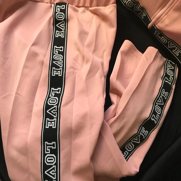 NEW WITH TAGS BEAUTIFUL 2PC LOVE PINK SET - Picture 7 of 7